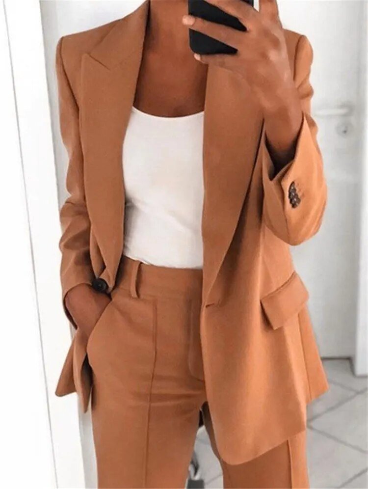 Selbstbewusstsein stärkender Blazer-Anzug für Damen