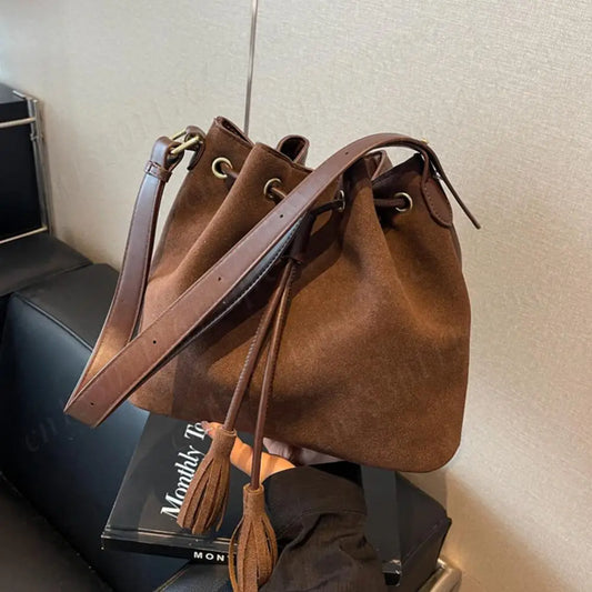 Joan – Damen-Wildleder-Bucket-Bag mit Quaste