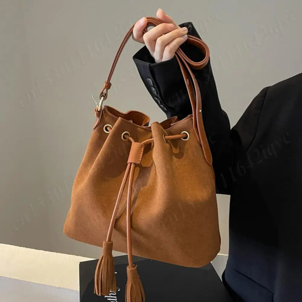 Joan – Damen-Wildleder-Bucket-Bag mit Quaste