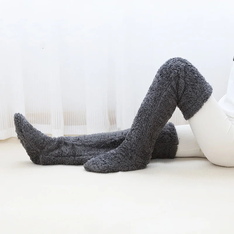 Amy – Flauschige Damen-Overknee-Socken mit ultraweichem Plüschstoff