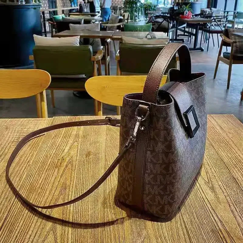 Caroline – Große Damenhandtasche mit Monogramm-Print