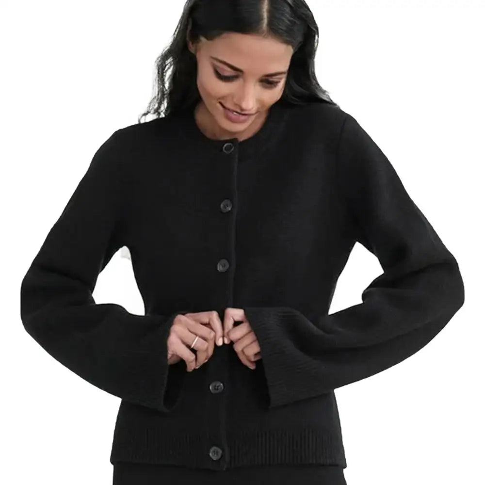 Claire – Damen Strickjacke mit Knopfleiste und feinen Ärmeln