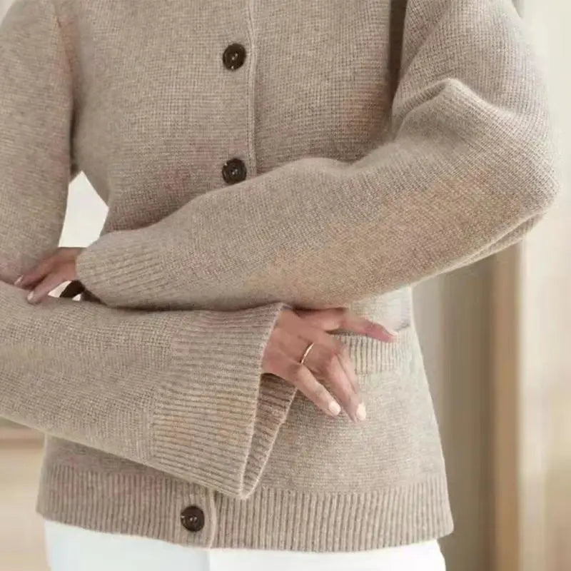 Claire – Damen Strickjacke mit Knopfleiste und feinen Ärmeln