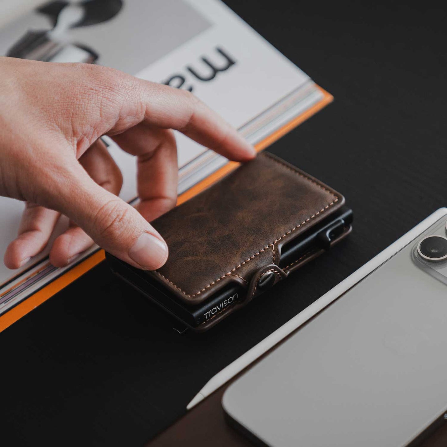 Carl – Herren RFID-blockierende Lederbrieftasche mit Tracker-Kompatibilität