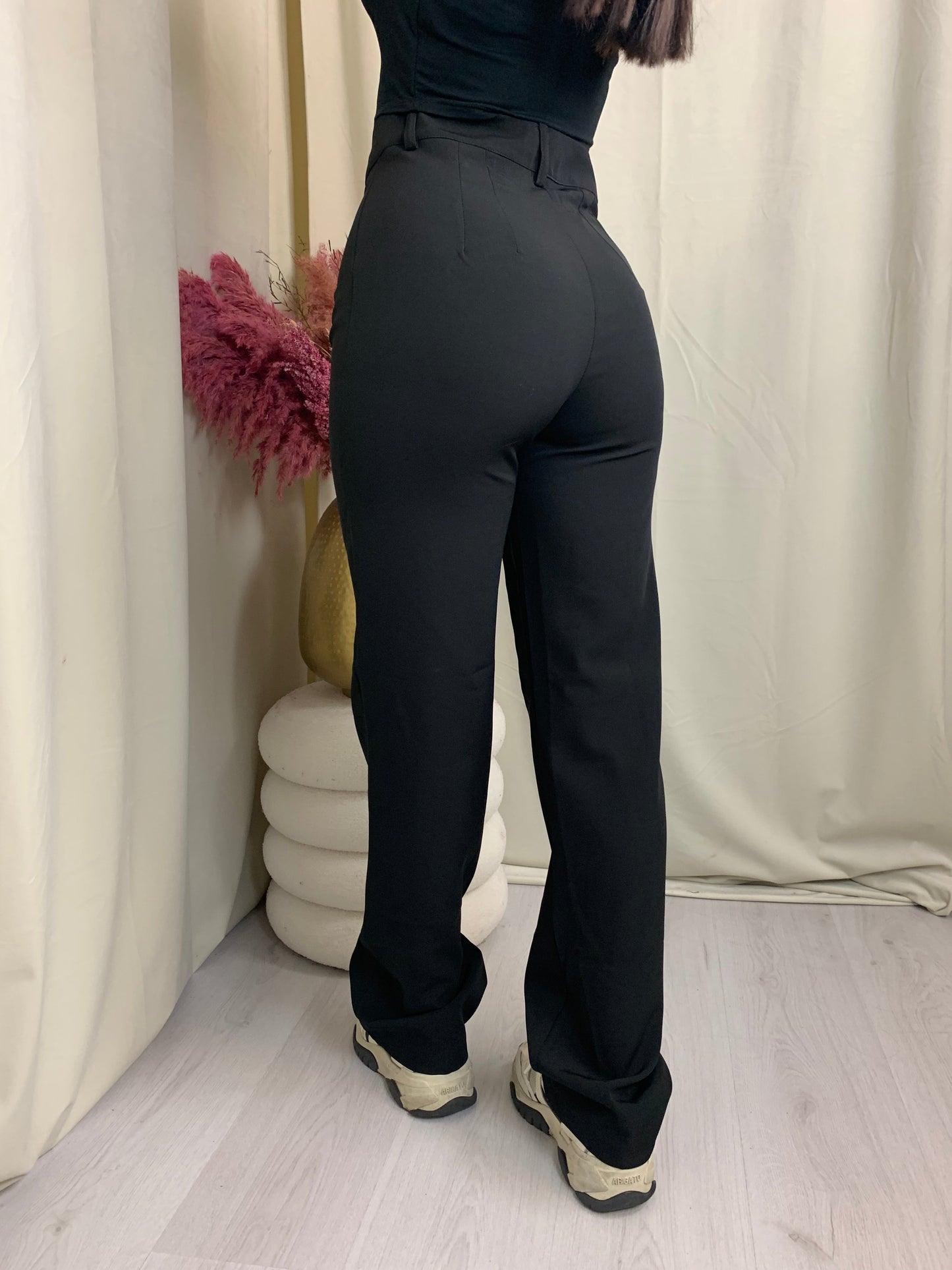 Georgina – Elegante Damenhose in Schwarz